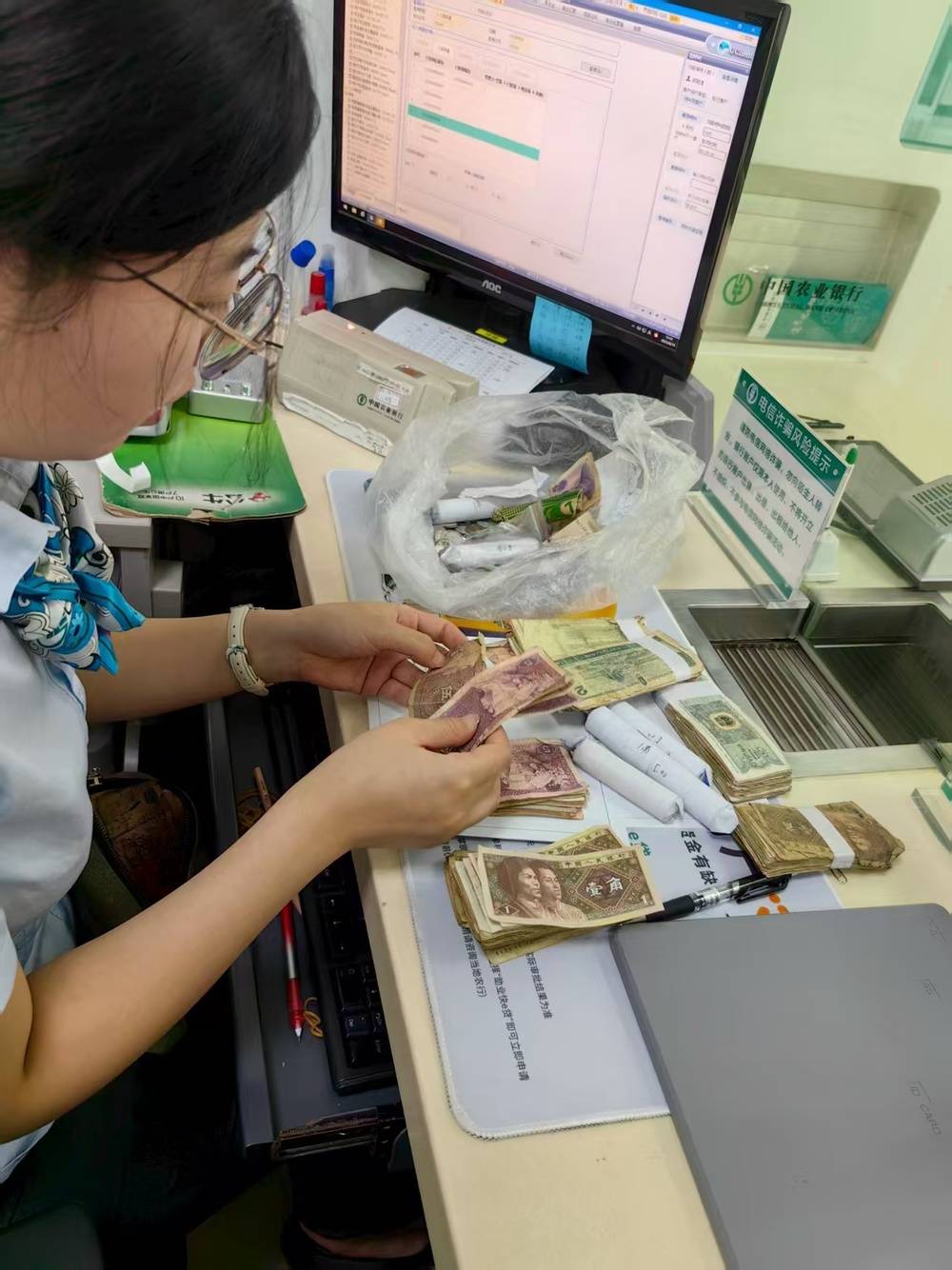五万多元破损纸币愁坏老人，银行人员耐心拆分鉴定清点存入