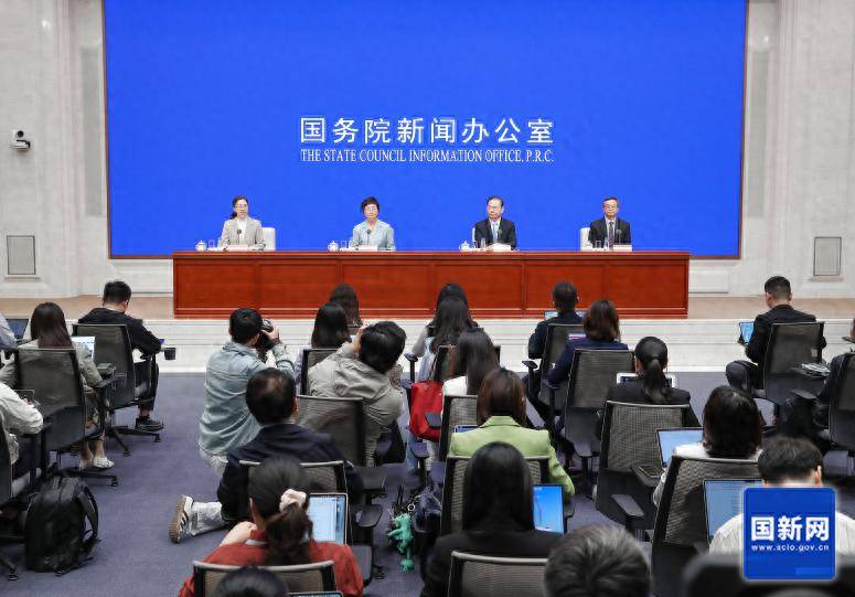 人社部：三项社保基金累计结余9.81万亿元