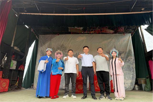 送戏下乡 文化惠民——省政务大数据中心驻村工作队把“太康道情戏”送到村民家门口