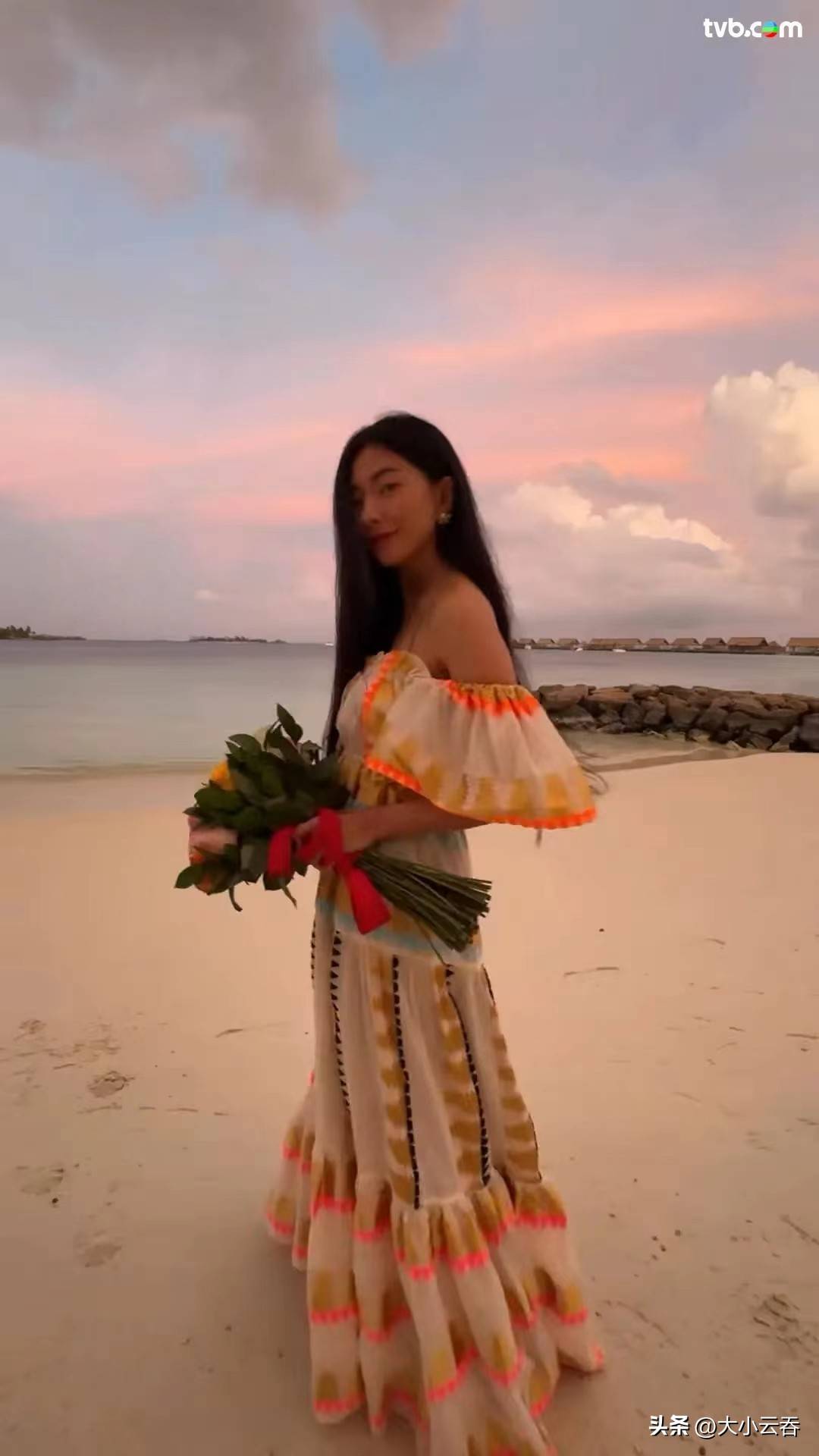 43岁「千禧女神」海边庆生美貌身材依旧,息影14年成上市公司主席