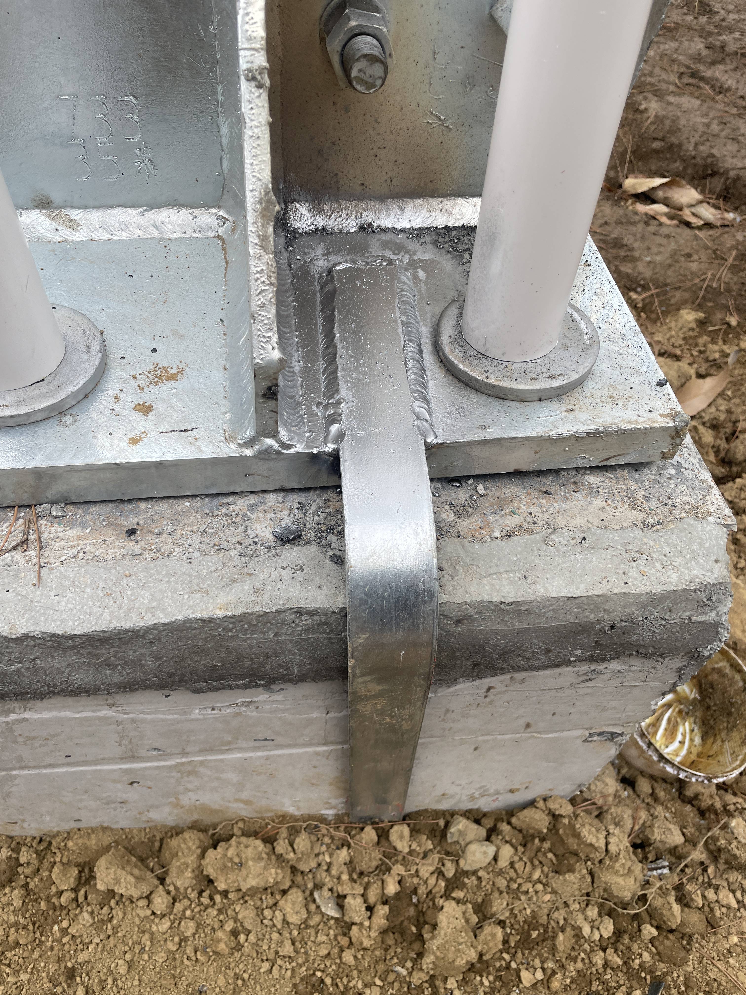 大家来看看这避雷塔安装基础做的怎么样？