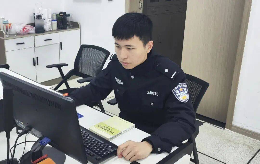 “脚断了，这辈子完了！”游客在1200米山上赏雪受伤，浙江民警带4人将其抬下：我是民警，我得在第一个