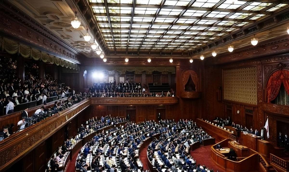 172：233！日本政坛已变天，高市早苗疯狂洗牌，新首相浮出水面，给中方提了个醒