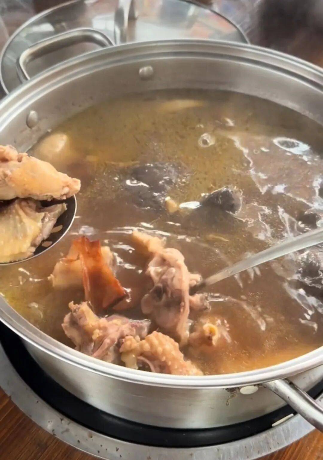 “我准备倒闭了!”广东爆火鸡煲店老板再发声:你们去隔壁吧,我这是冰冻鸡,别来了;儿子:家里有养鸡场,最多还能撑一到两个月